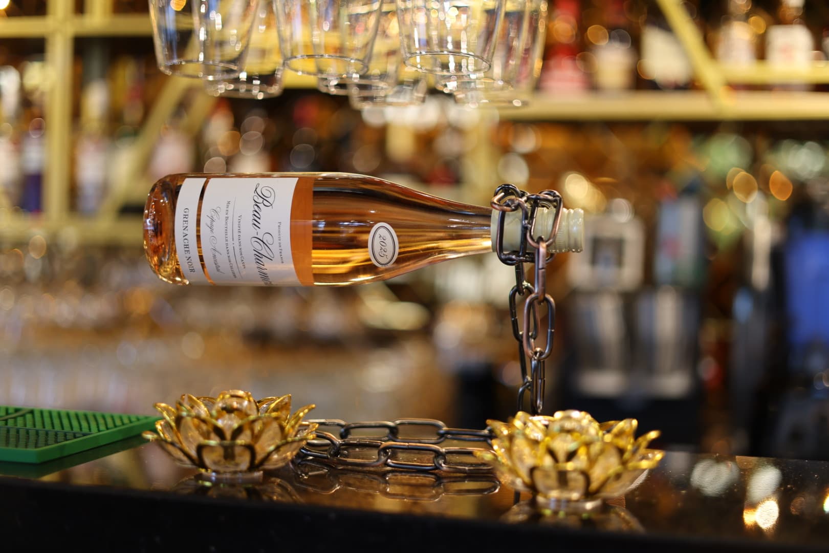 Zwevende wijnfles aan de bar van Shah Restaurant