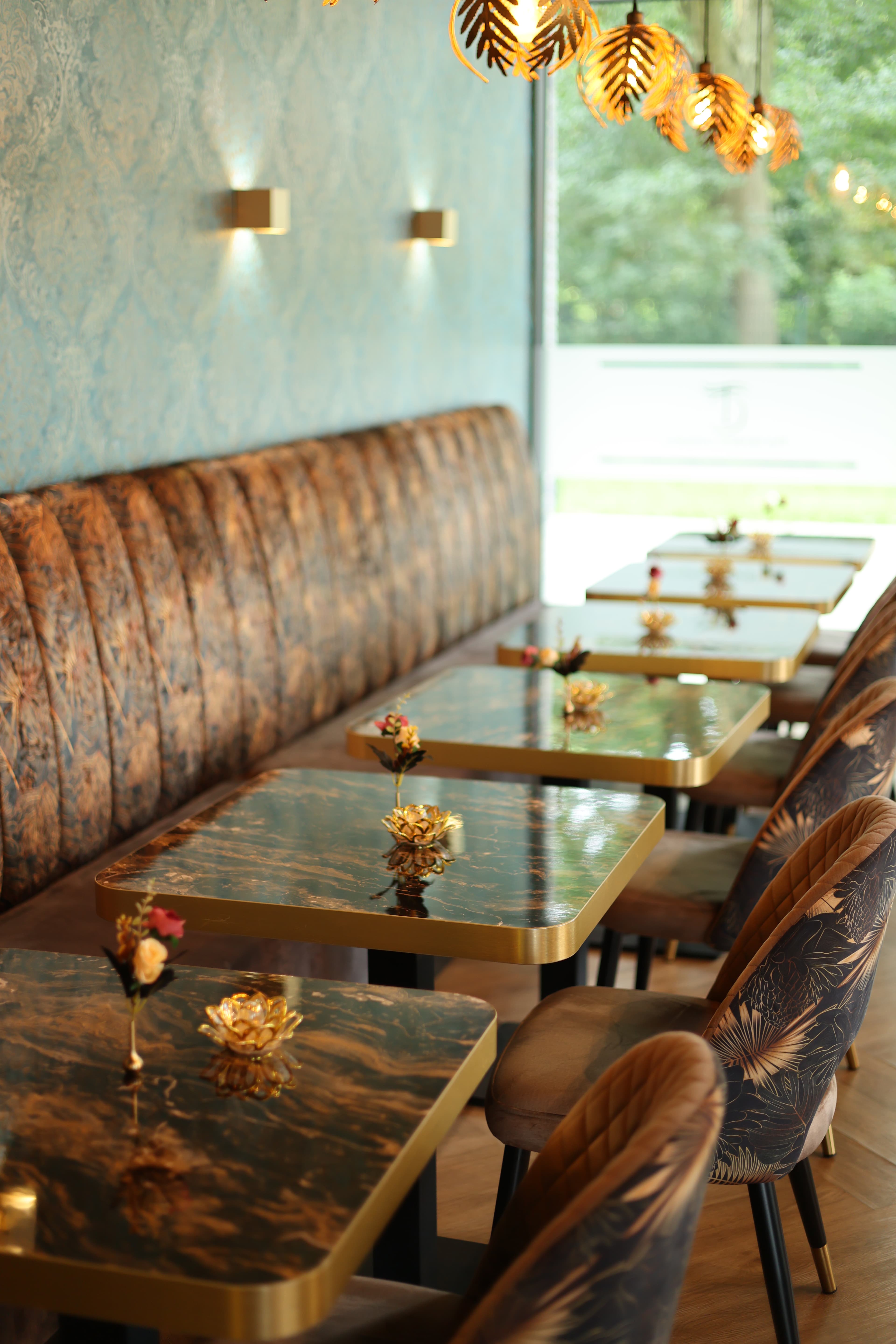De eetzaal van Shah Restaurant in Amsterdam-Noord