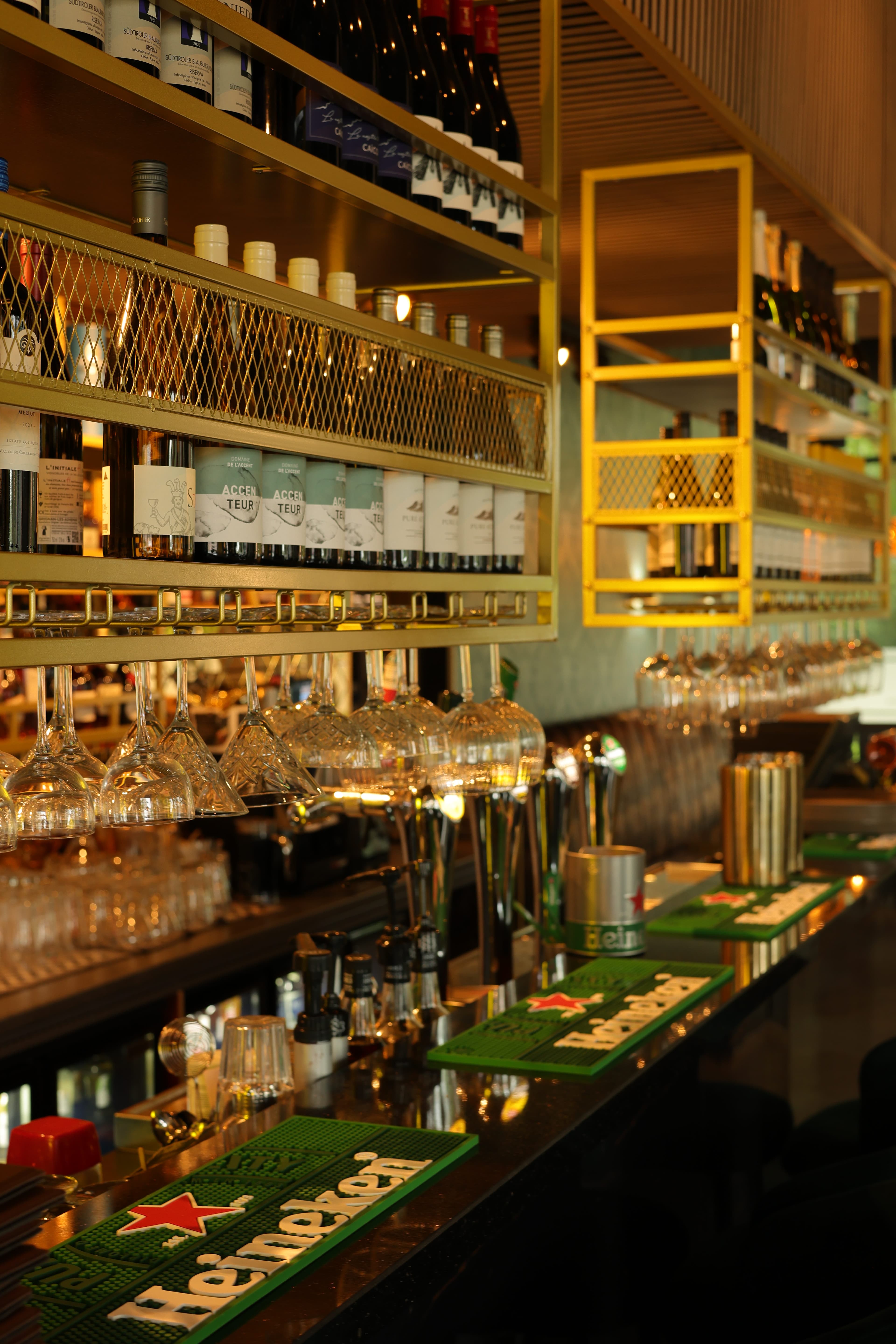 De verlichte bar en eetzaal van Shah Restaurant