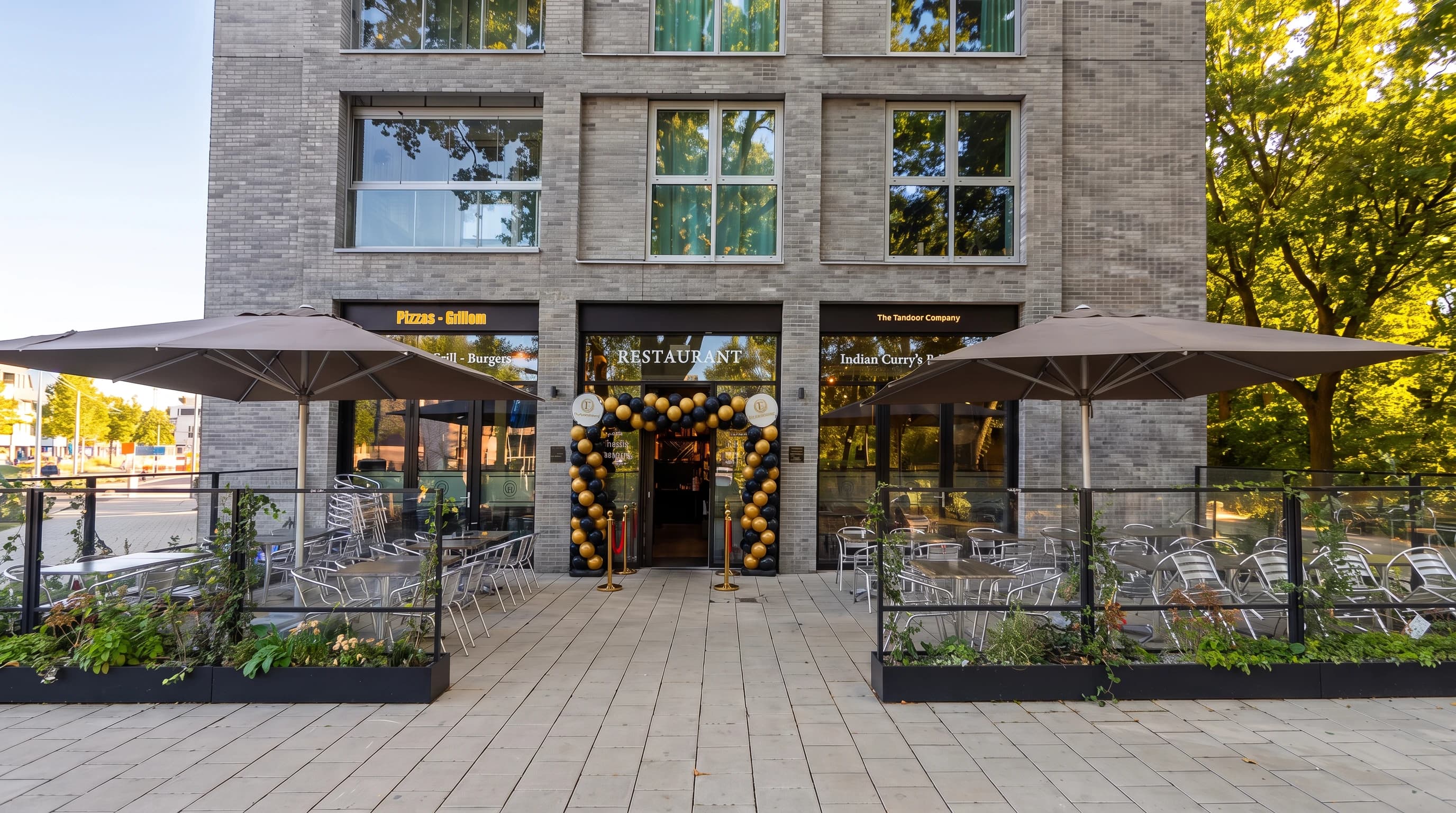 Shah Restaurant met terras en geopende parasols